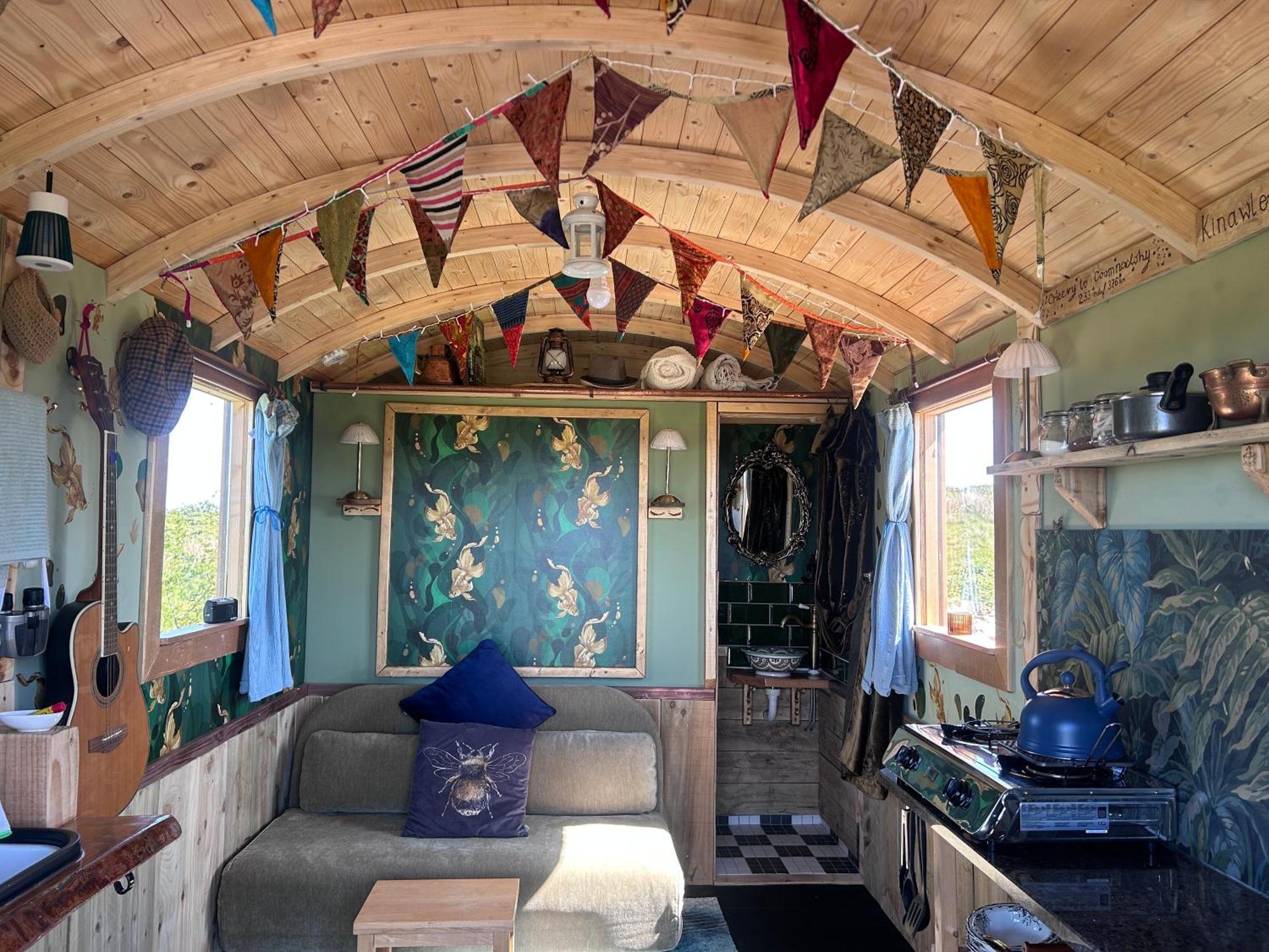 The Creevy Cabin Ballure Rum bild